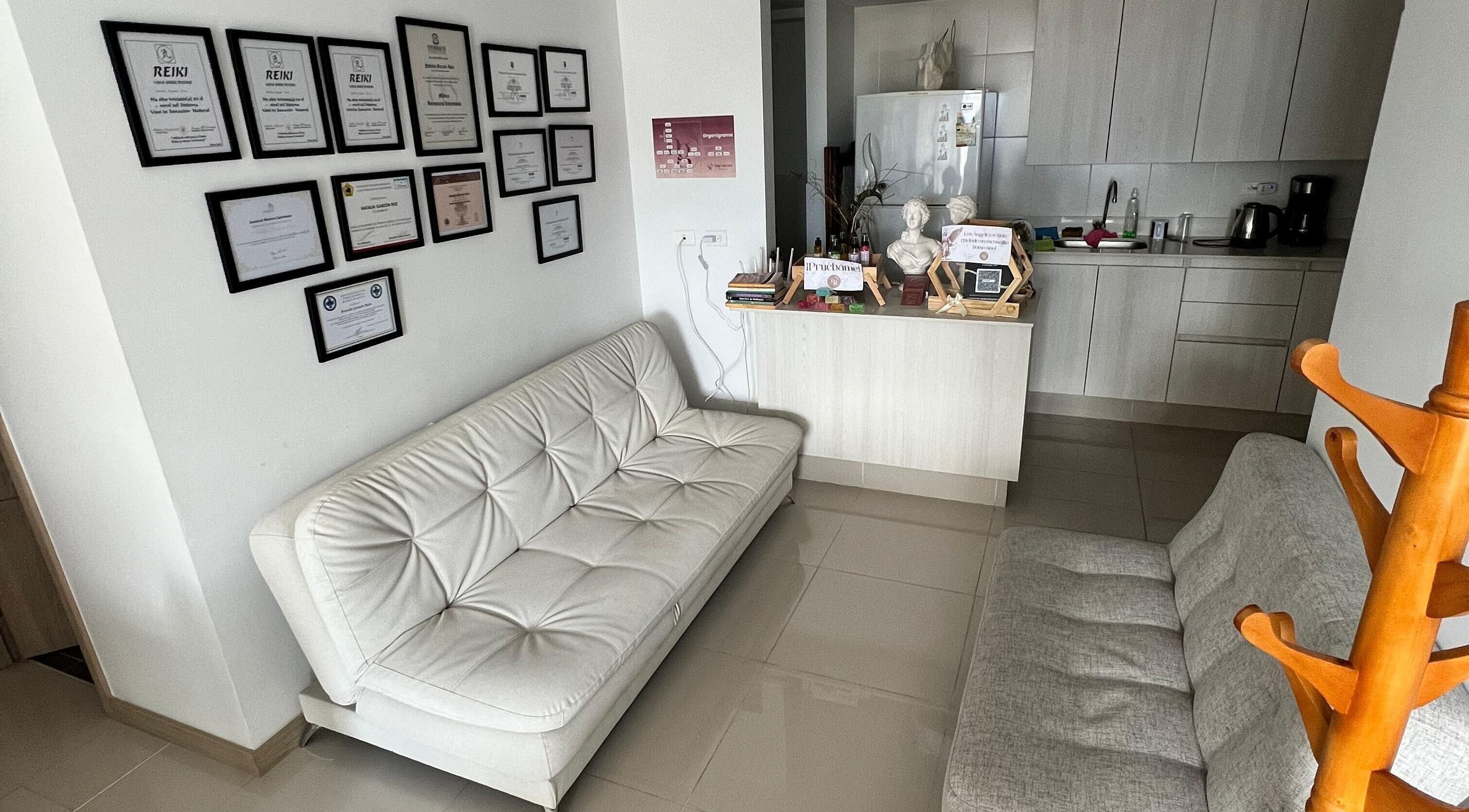 Acogedora sala en Naty Garzon Angeles, Envigado, Antioquia, CO, con certificados y muebles elegantes.