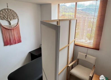 Sala de terapia en Naty Garzon Angeles, Envigado, Antioquia, CO, con decoración acogedora y luz natural.