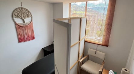 Sala de terapia en Naty Garzon Angeles, Envigado, Antioquia, CO, con decoración acogedora y luz natural.