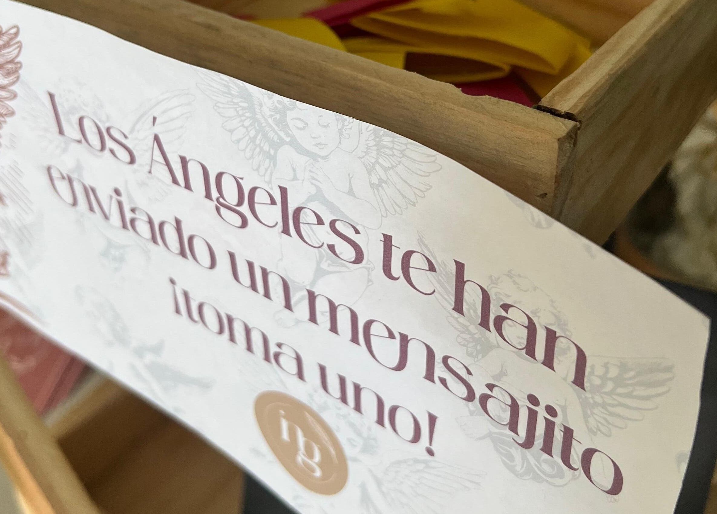 Cartel con mensaje angelical en Naty Garzon Angeles, Envigado, Antioquia, CO, invitando a tomar uno.