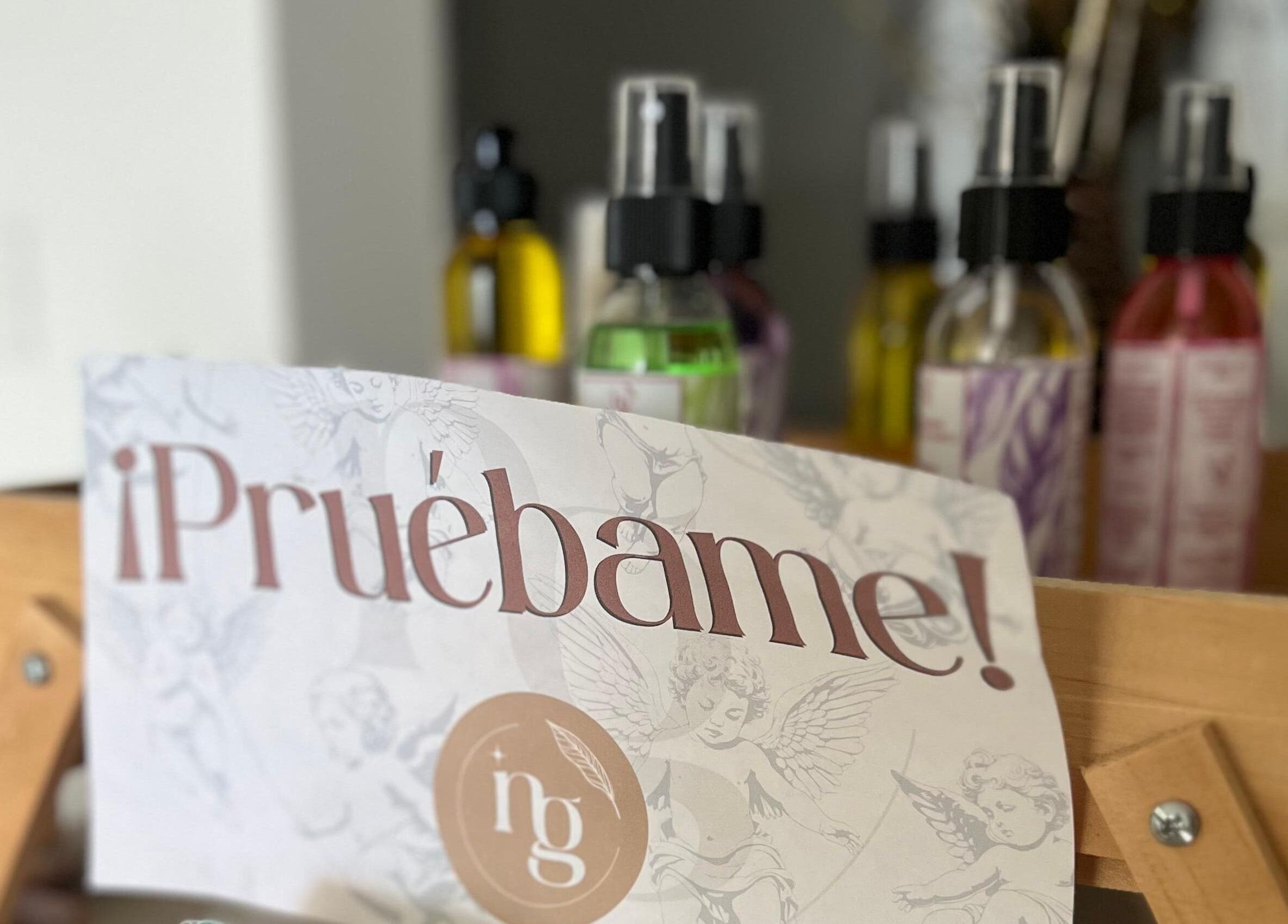 Productos de belleza con el letrero '¡Prúebame!' en Naty Garzon Angeles, Envigado, Antioquia, CO.