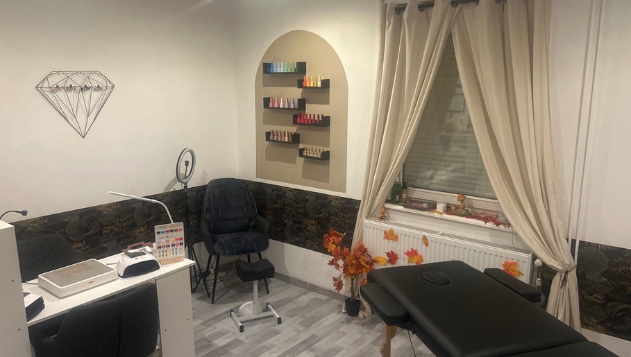 Intérieur d'Éclat Nails by Stacy à Joudreville, Grand Est, FR avec chaise et couleurs vernies.