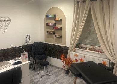 Intérieur d'Éclat Nails by Stacy à Joudreville, Grand Est, FR avec chaise et couleurs vernies.