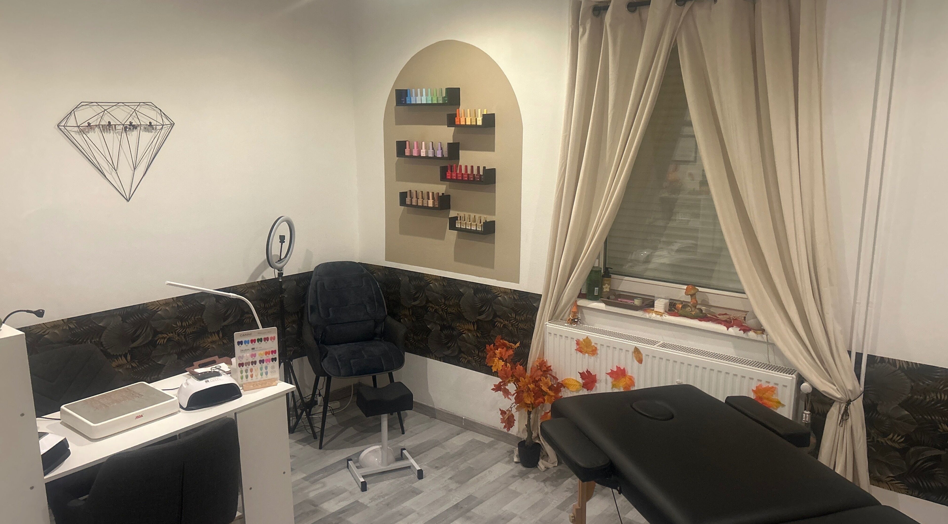 Intérieur d'Éclat Nails by Stacy à Joudreville, Grand Est, FR avec chaise et couleurs vernies.