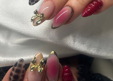 Manucure élégante à Éclat Nails by Stacy, Joudreville, Grand Est, FR avec des designs uniques et ornements dorés.