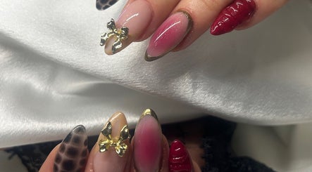 Manucure élégante à Éclat Nails by Stacy, Joudreville, Grand Est, FR avec des designs uniques et ornements dorés.