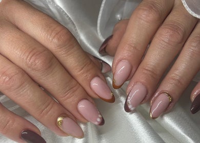 Nail art élégant à Éclat Nails by Stacy, Joudreville, Grand Est, FR, mettant en valeur des ongles subtilement décorés.