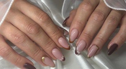 Nail art élégant à Éclat Nails by Stacy, Joudreville, Grand Est, FR, mettant en valeur des ongles subtilement décorés.