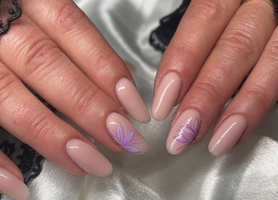 Manucure élégante à Éclat Nails by Stacy, Joudreville, Grand Est, FR avec motifs floraux violets.