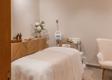 Sala de tratamento acolhedora em Salma the Beautician em Linda-a-velha, Lisboa, PT, com decoração suave.