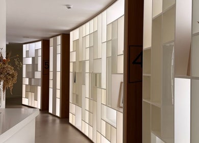 Corredor iluminado do Salma the Beautician em Linda-a-velha, Lisboa, PT, com design moderno.