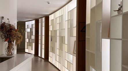 Corredor iluminado do Salma the Beautician em Linda-a-velha, Lisboa, PT, com design moderno.