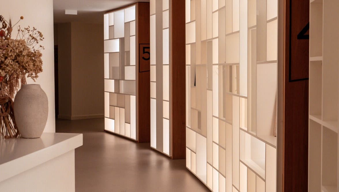 Corredor iluminado em Salma the Beautician, Linda-a-Velha, Lisboa, PT, com decoração moderna e elegante.