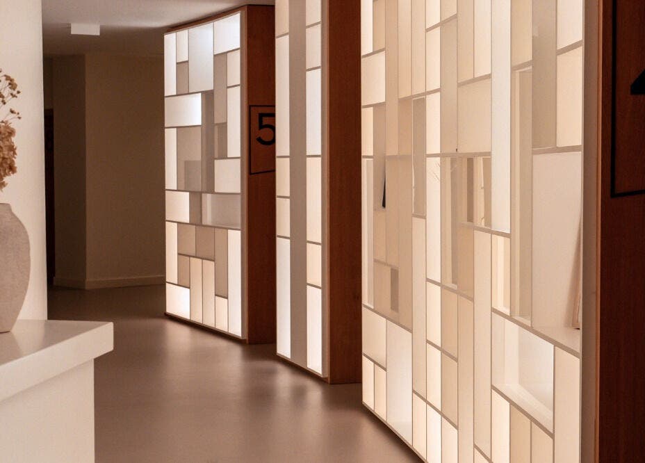 Corredor iluminado em Salma the Beautician, Linda-a-Velha, Lisboa, PT, com decoração moderna e elegante.