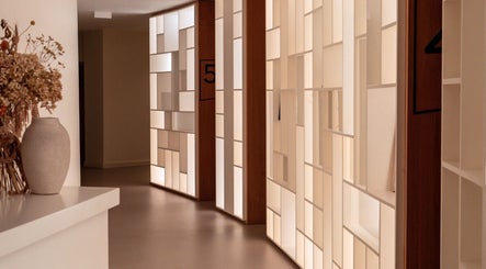 Corredor iluminado em Salma the Beautician, Linda-a-Velha, Lisboa, PT, com decoração moderna e elegante.