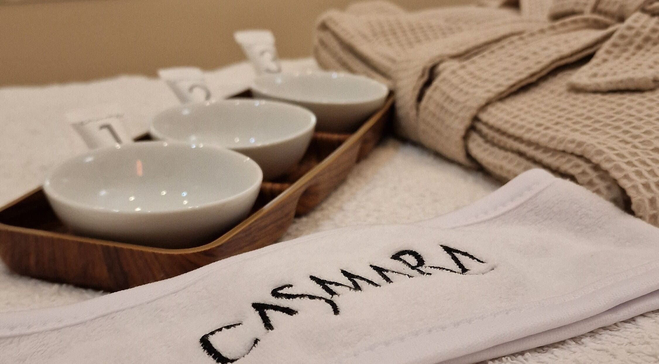 Roupão e tigelas de cerâmica na Terapeuta Ana Martinez, Matosinhos, Porto, PT, criam ambiente acolhedor.