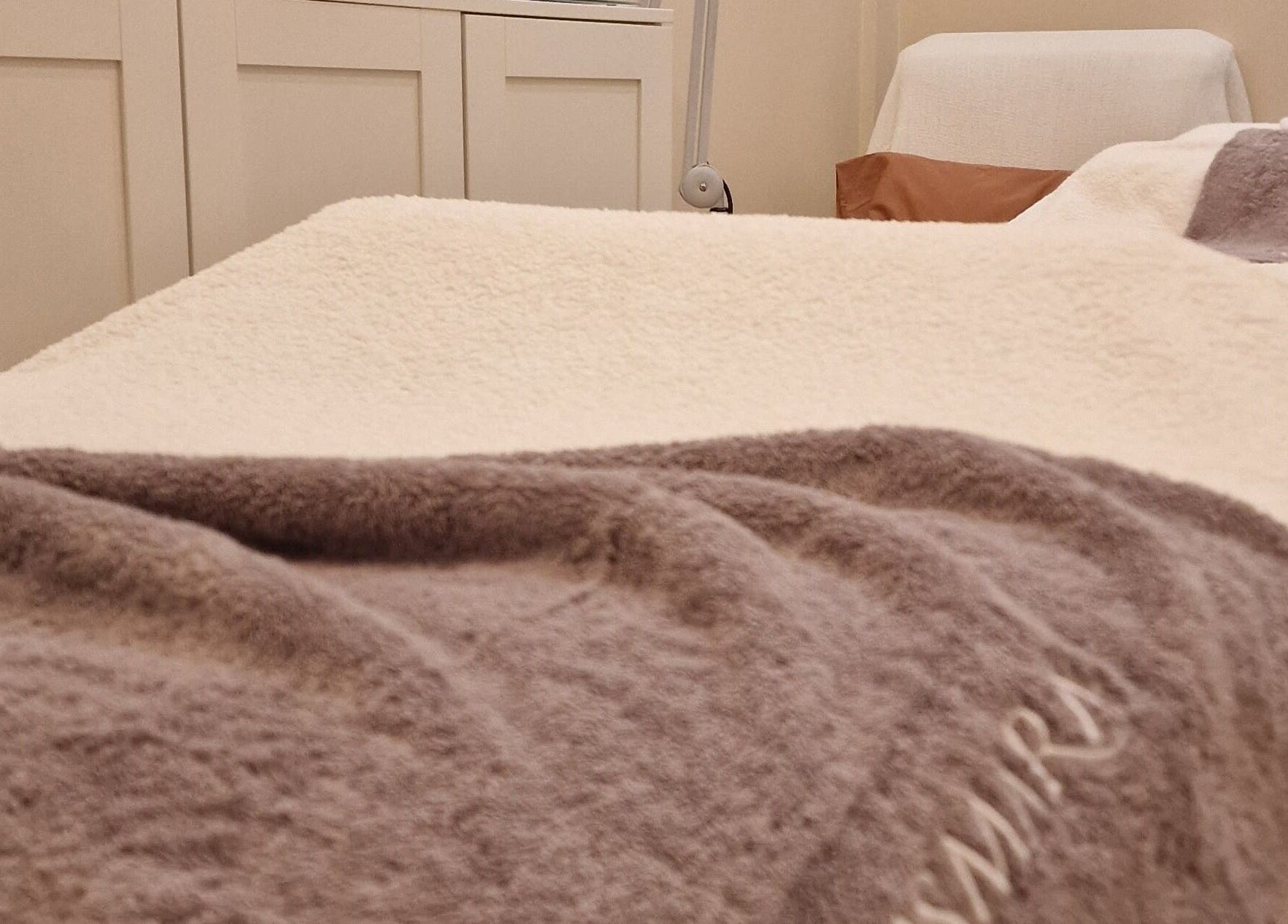 Sala de tratamento em Terapeuta Ana Martinez, Matosinhos, Porto, PT, com toalha macia e ambiente sereno.