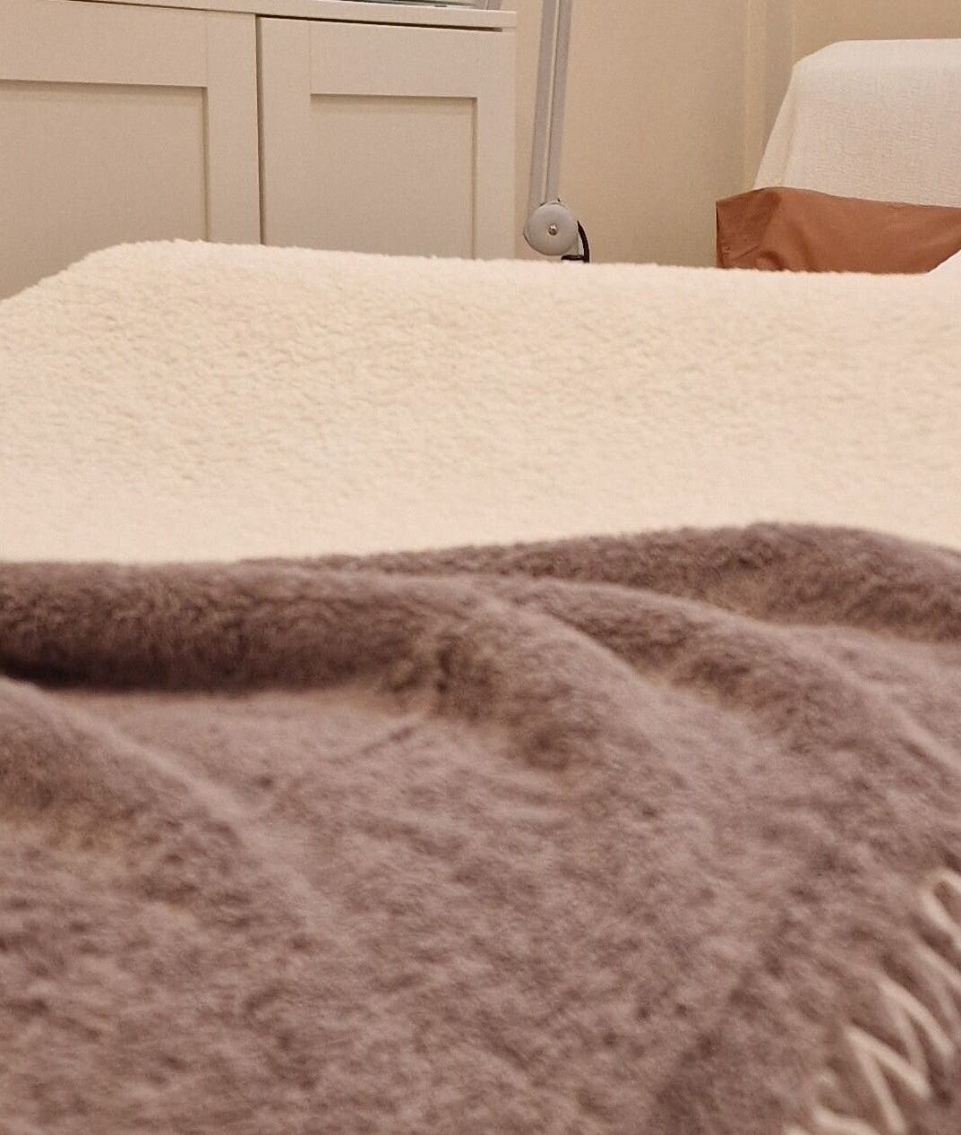 Sala de tratamento em Terapeuta Ana Martinez, Matosinhos, Porto, PT, com toalha macia e ambiente sereno.