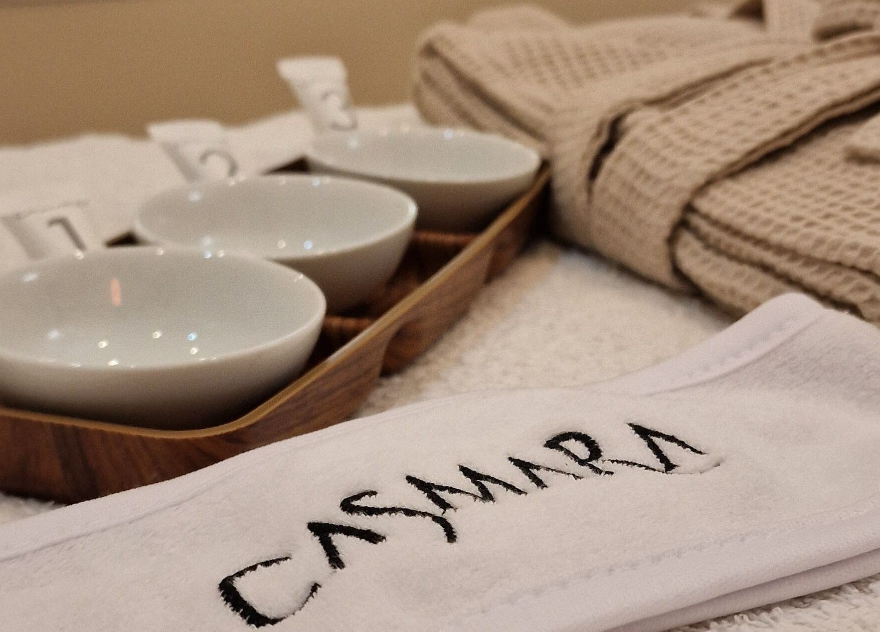 Rituais de beleza em Terapeuta Ana Martinez, Matosinhos, Porto, PT: tigelas e roupão de spa.