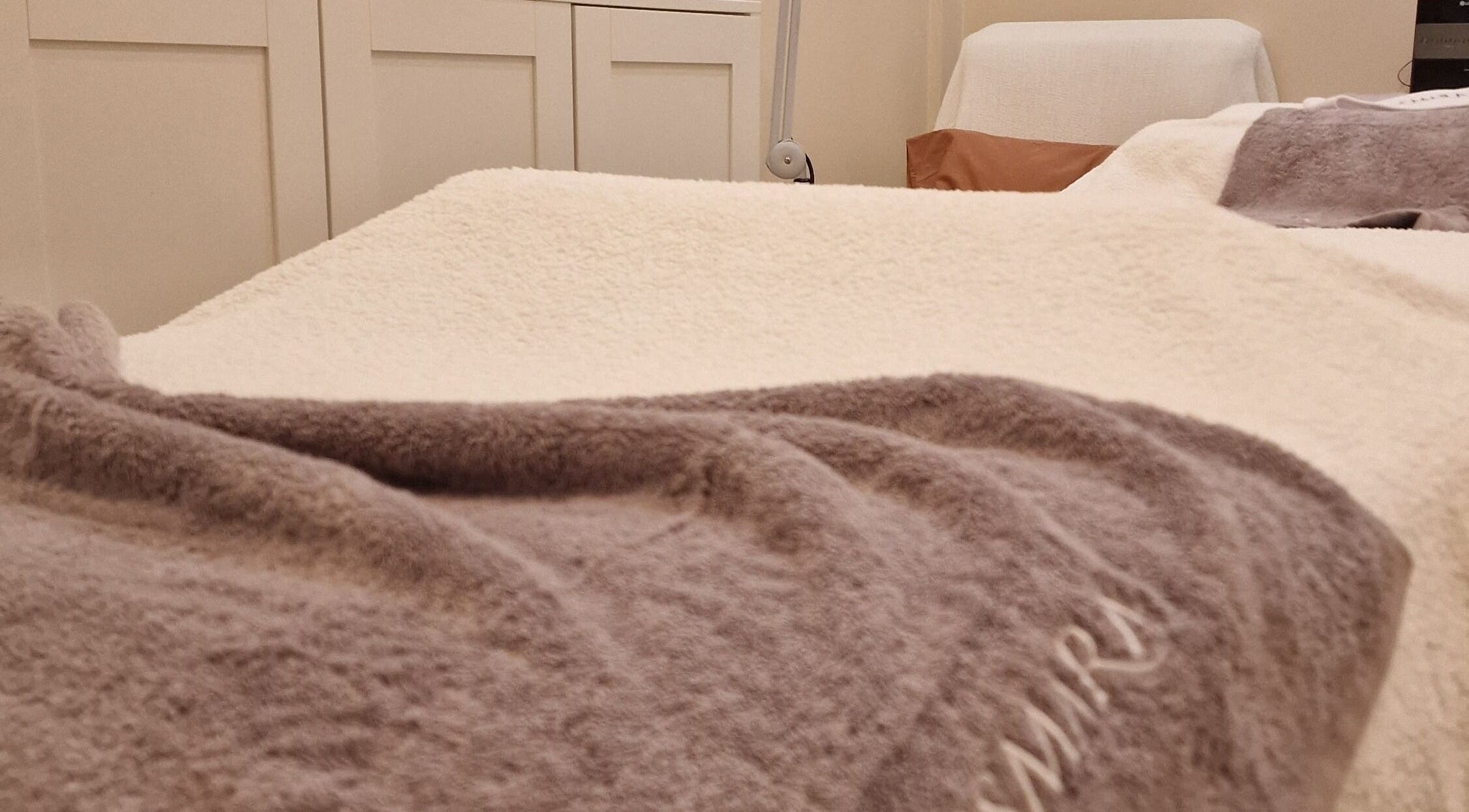 Ambiente acolhedor na Terapeuta Ana Martinez, Matosinhos, Porto, PT, com cama de massagem macia.