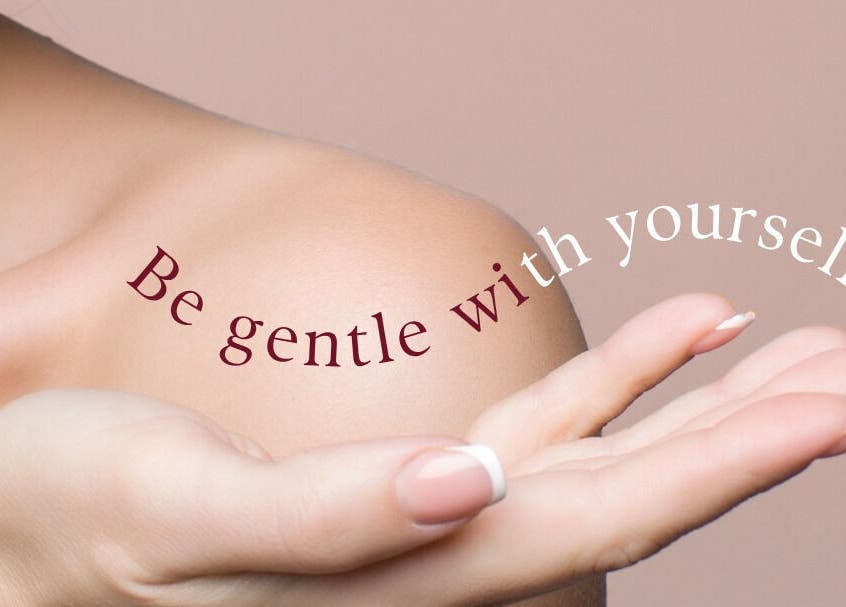 Mão delicada com mensagem de autocuidado na Terapeuta Ana Martinez, Matosinhos, Porto, PT.