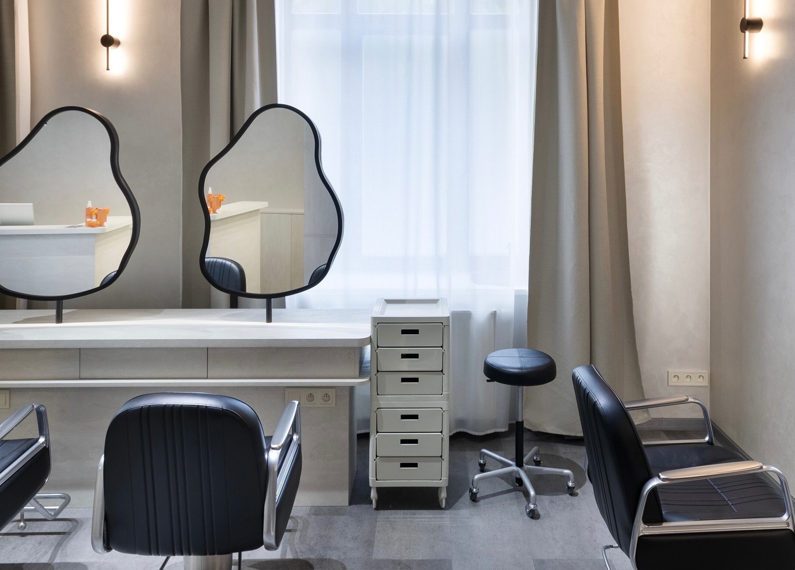 Moderní interiér progress.hair v Hlavní Město Praha nabízí stylové vybavení a pohodlí.