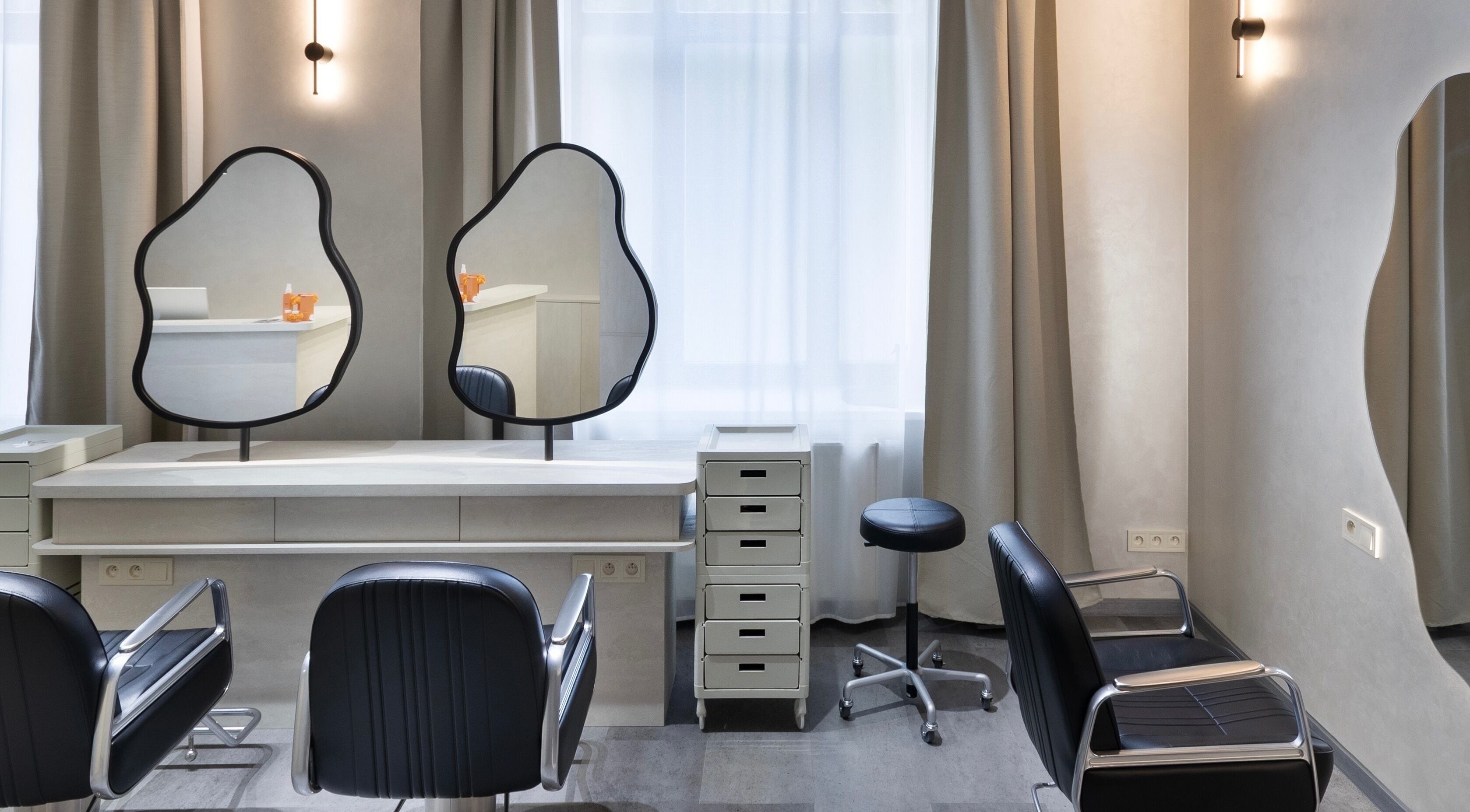 Moderní interiér progress.hair v Hlavní Město Praha nabízí stylové vybavení a pohodlí.