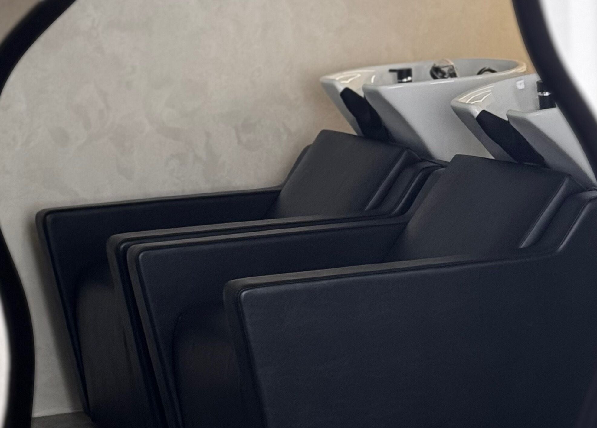 Moderní mycí kout v progress.hair, Hlavní Město Praha, Hlavní Město Praha, CZ s elegantními křesly.