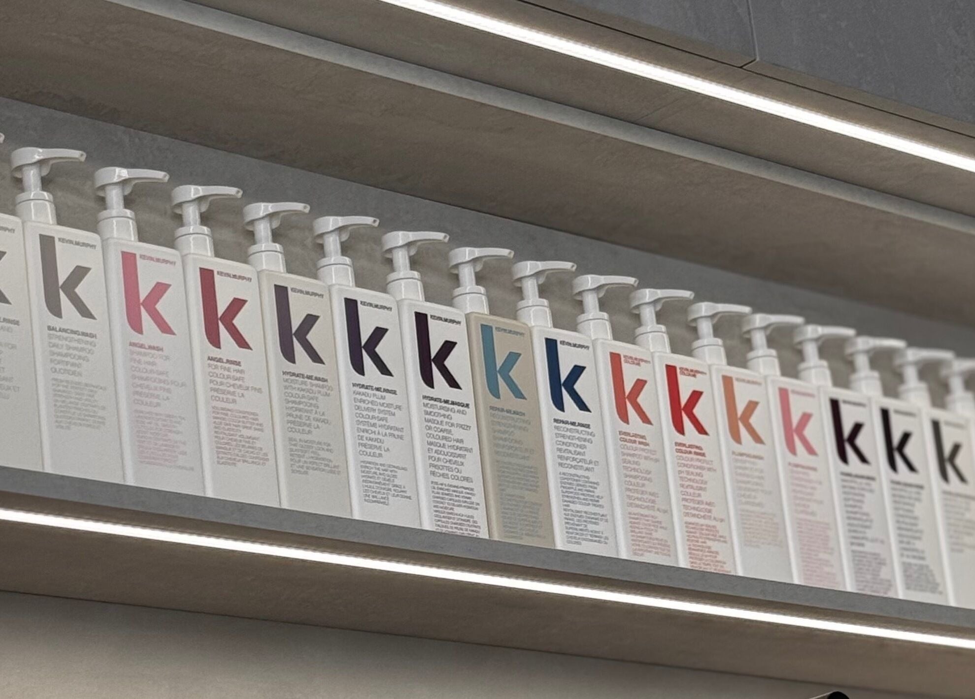 Řada šamponů na polici v progress.hair, Hlavní Město Praha, Hlavní Město Praha, CZ.