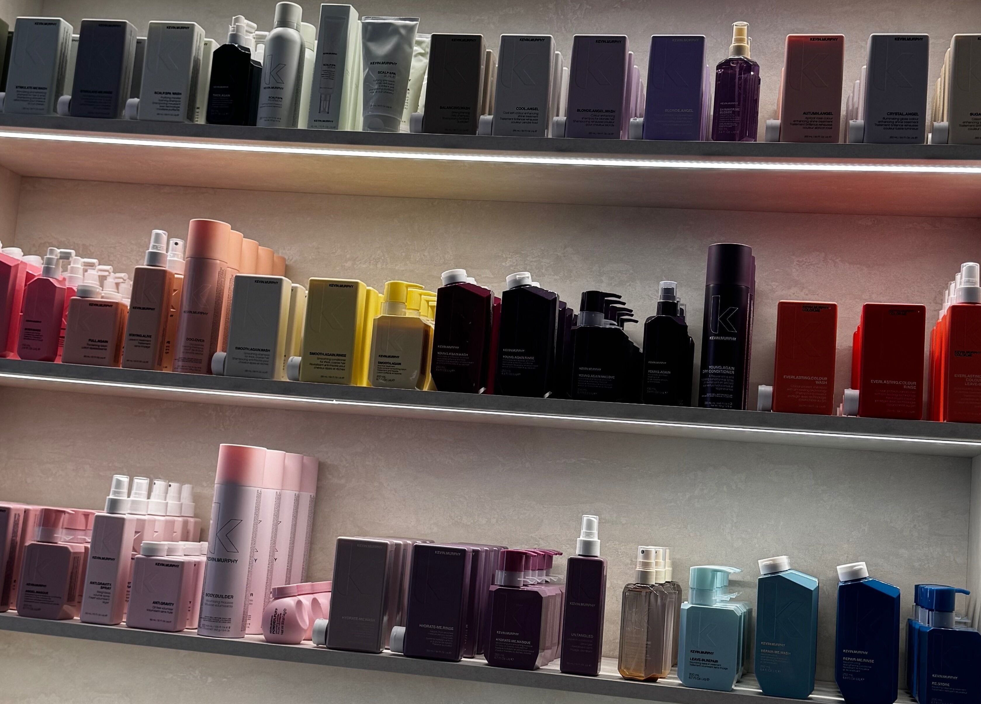 Kosmetické produkty na poličkách v progress.hair, Hlavní Město Praha, Hlavní Město Praha, CZ