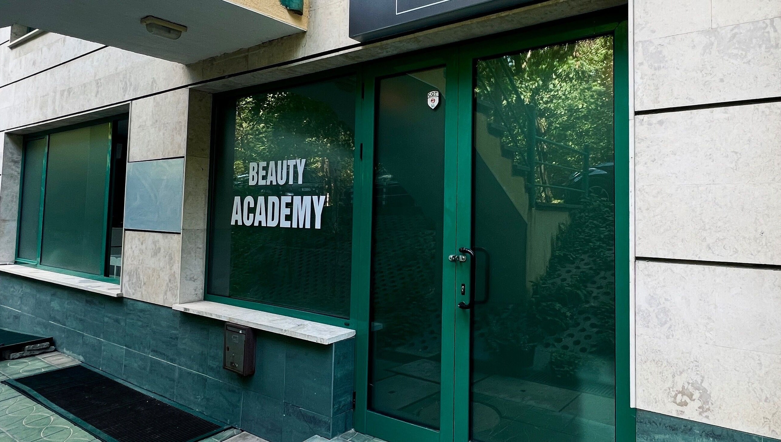 Вход в Sugaring_vi_tan в София, Област София, BG с вывеской Beauty Academy.
