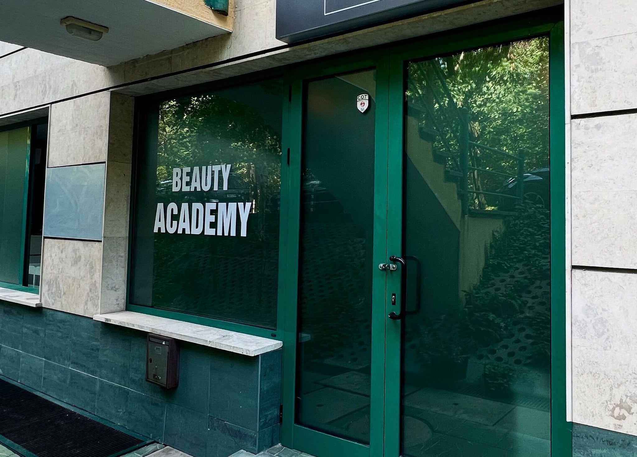 Вход в Sugaring_vi_tan в София, Област София, BG с вывеской Beauty Academy.