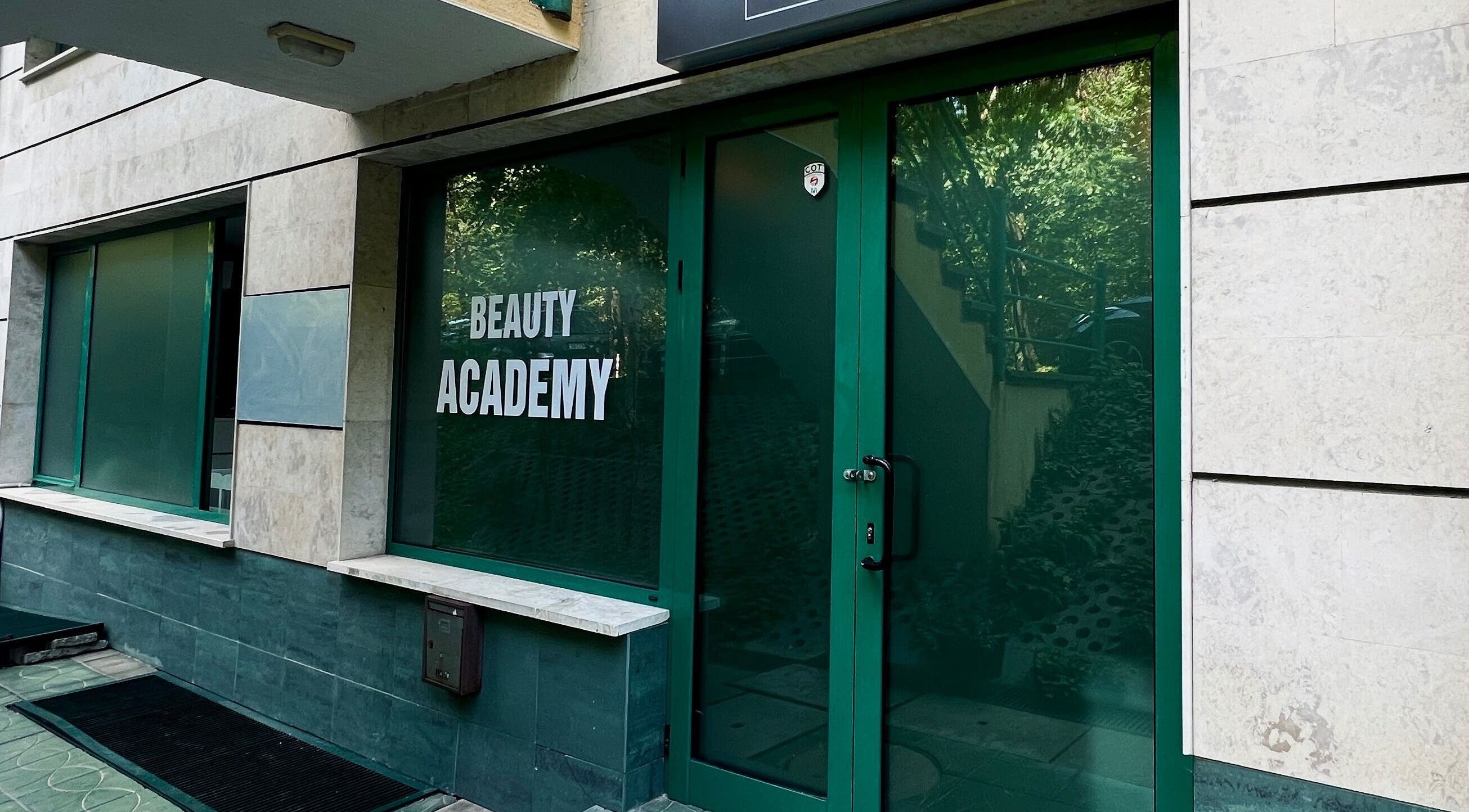 Вход в Sugaring_vi_tan в София, Област София, BG с вывеской Beauty Academy.