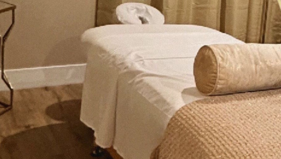 Camilla de masaje en Serenity Bloom Spa, un oasis de relajación en Los Ángeles, California, EE. UU.