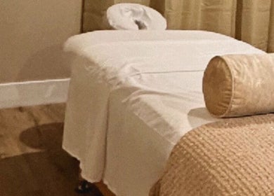 Camilla de masaje en Serenity Bloom Spa, un oasis de relajación en Los Ángeles, California, EE. UU.