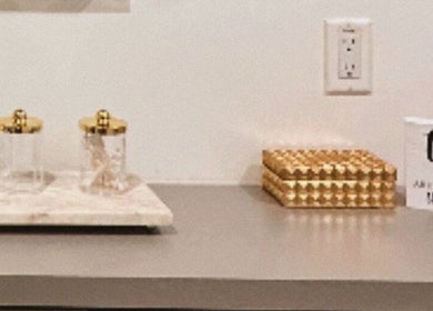 Accesorios dorados en Serenity Bloom Spa, Los Ángeles, California, US, resaltan elegancia moderna.