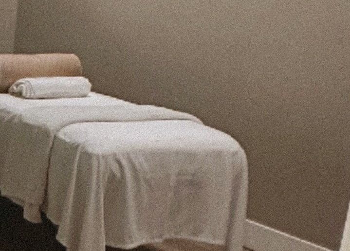 Sala de masajes acogedora en Serenity Bloom Spa, Los Ángeles, California, US, con mesa blanca preparada.