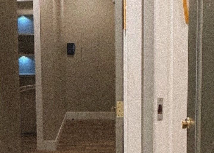 Pasillo acogedor en Serenity Bloom Spa, Los Ángeles, California, US. Iluminación suave y diseño elegante.