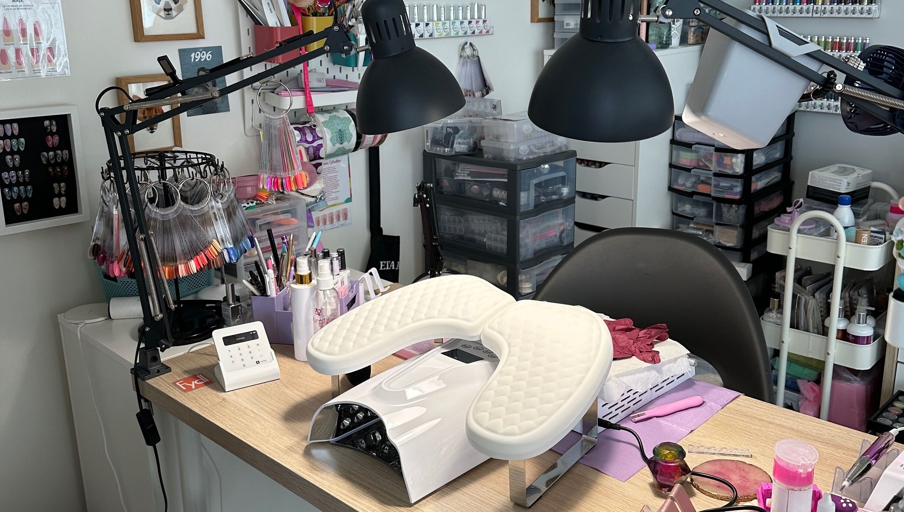 Poste de travail stylé chez Del D Nails à Chilly-mazarin, Île-de-France, FR, avec outils et accessoires manucure.