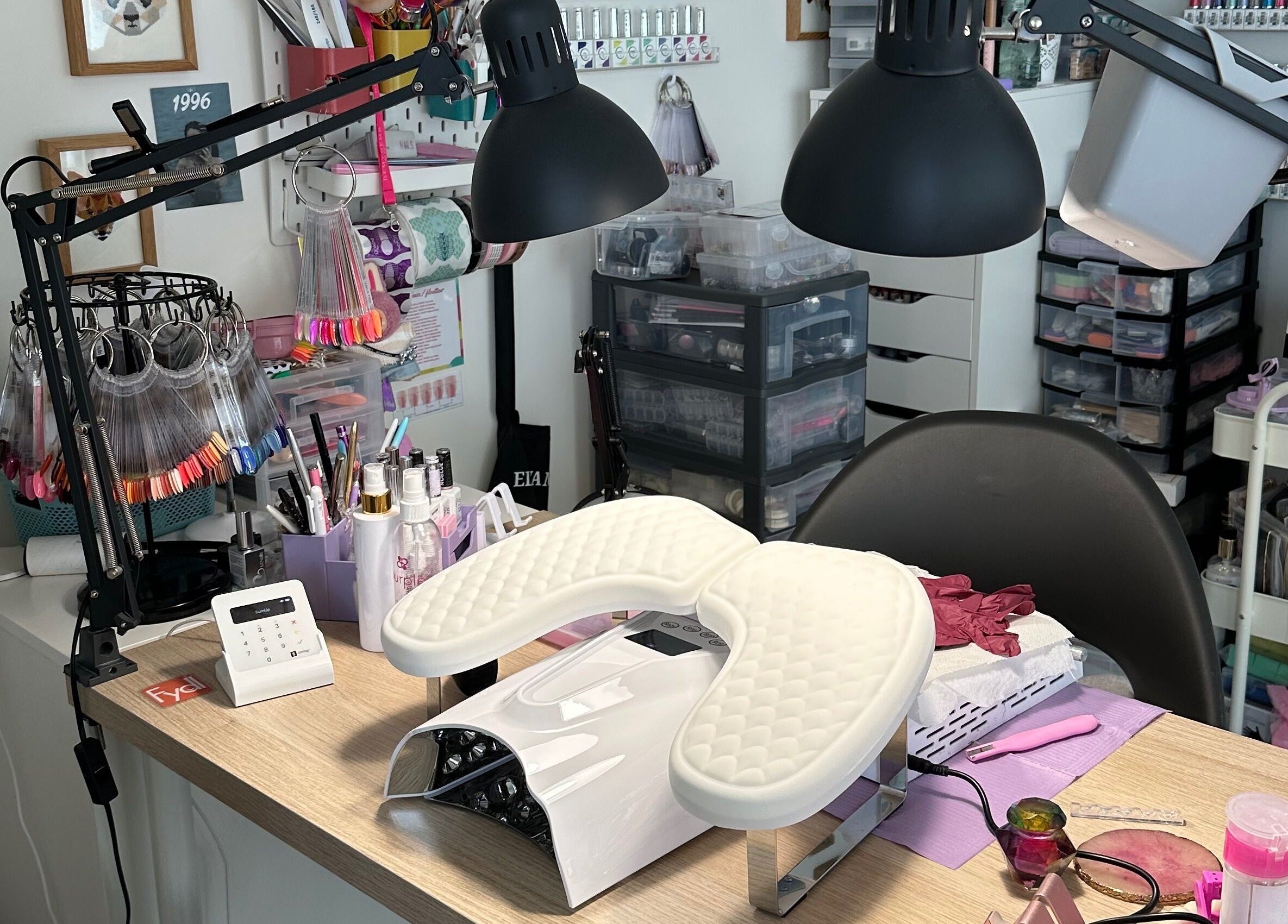 Poste de travail stylé chez Del D Nails à Chilly-mazarin, Île-de-France, FR, avec outils et accessoires manucure.