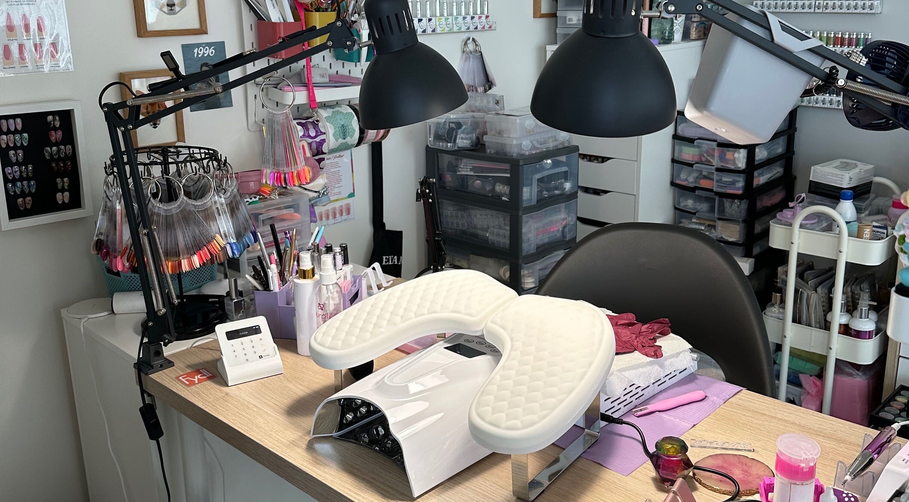 Poste de travail stylé chez Del D Nails à Chilly-mazarin, Île-de-France, FR, avec outils et accessoires manucure.