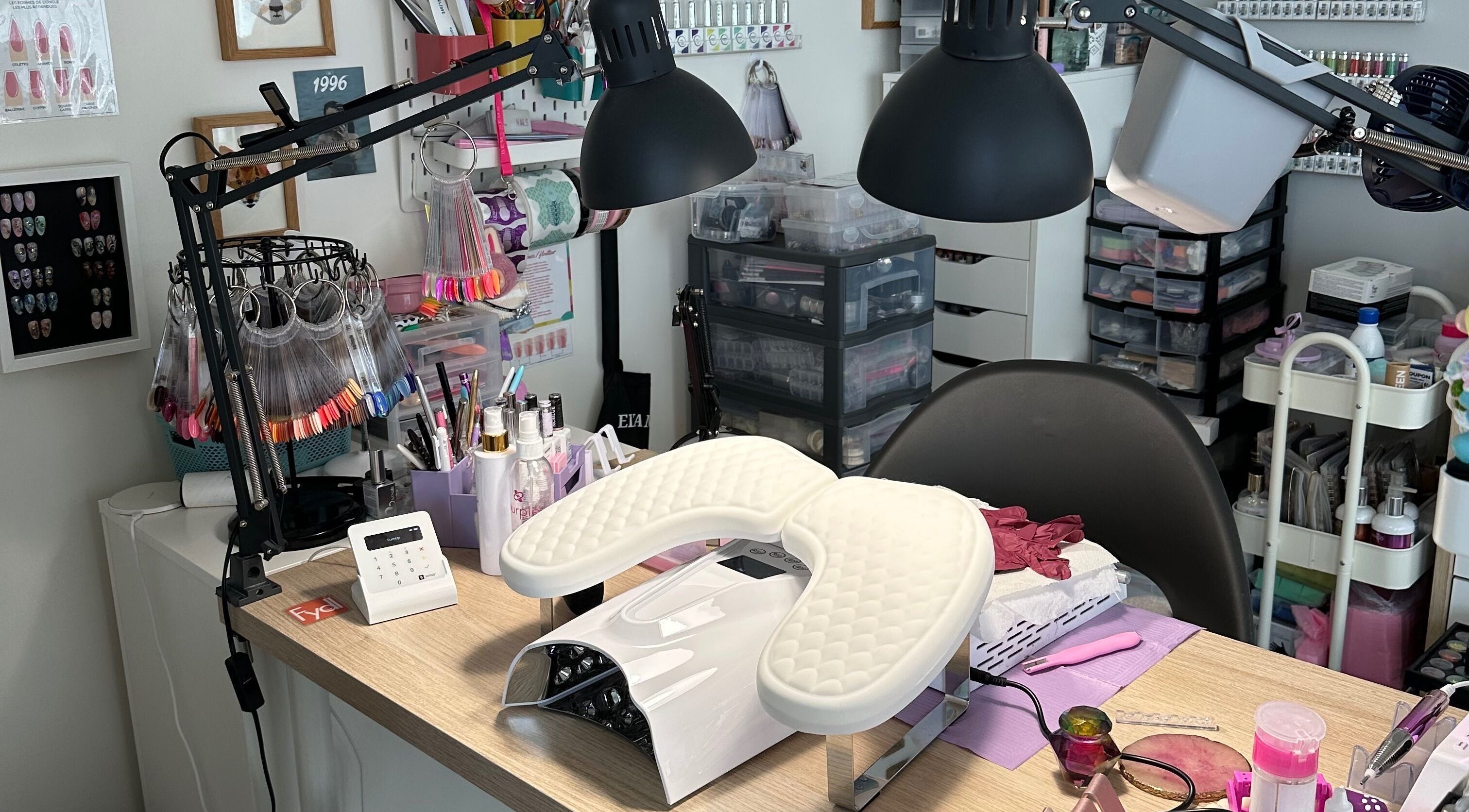 Poste de travail stylé chez Del D Nails à Chilly-mazarin, Île-de-France, FR, avec outils et accessoires manucure.