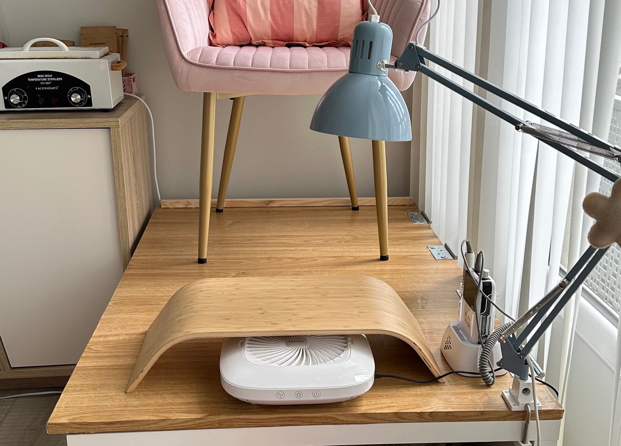 Espace moderne à Del D Nails, Chilly-mazarin, Île-de-france, FR, avec lampes et mobilier élégant.