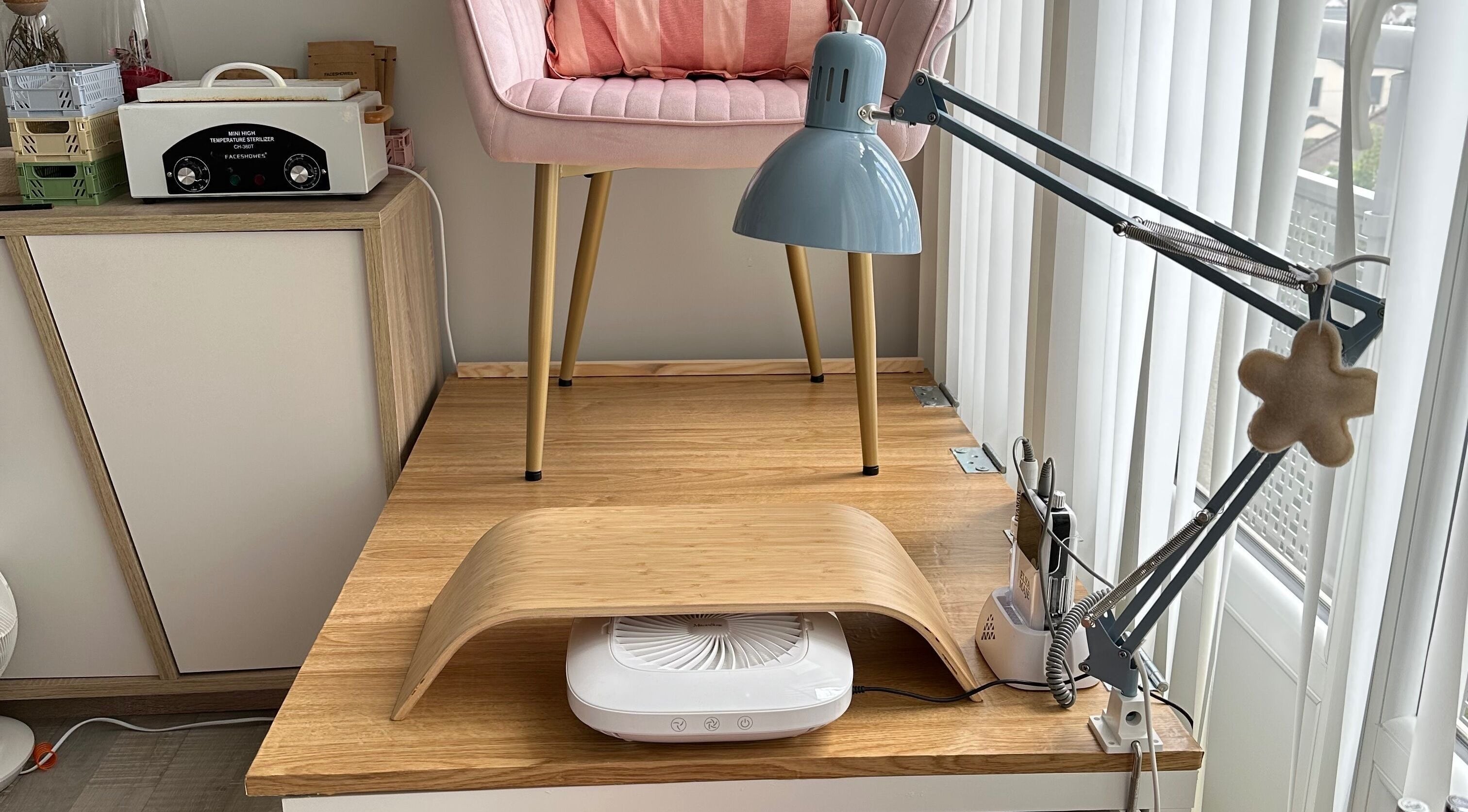 Espace moderne à Del D Nails, Chilly-mazarin, Île-de-france, FR, avec lampes et mobilier élégant.