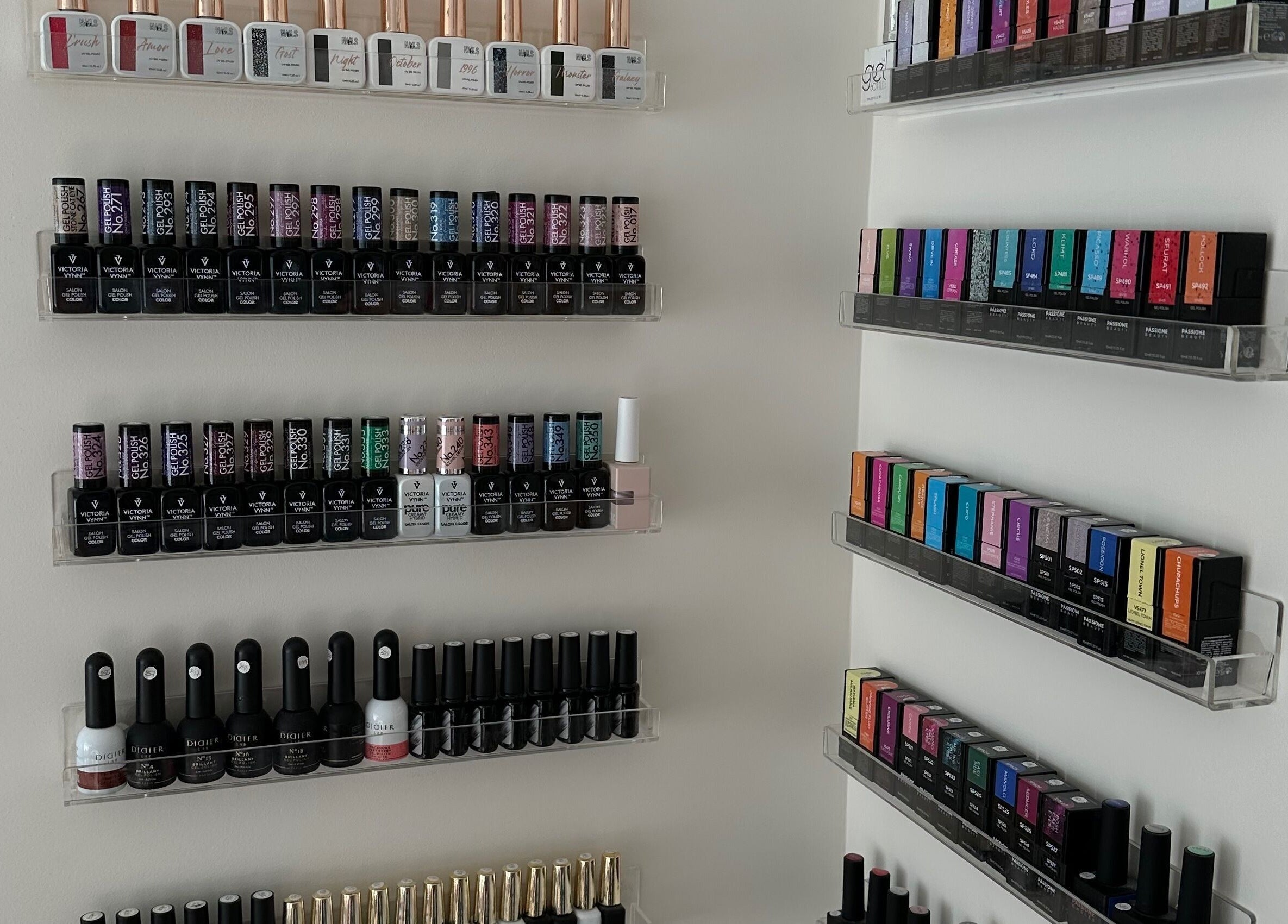 Palette de vernis à ongles chez Del D Nails, Chilly-mazarin, Île-de-france, FR.