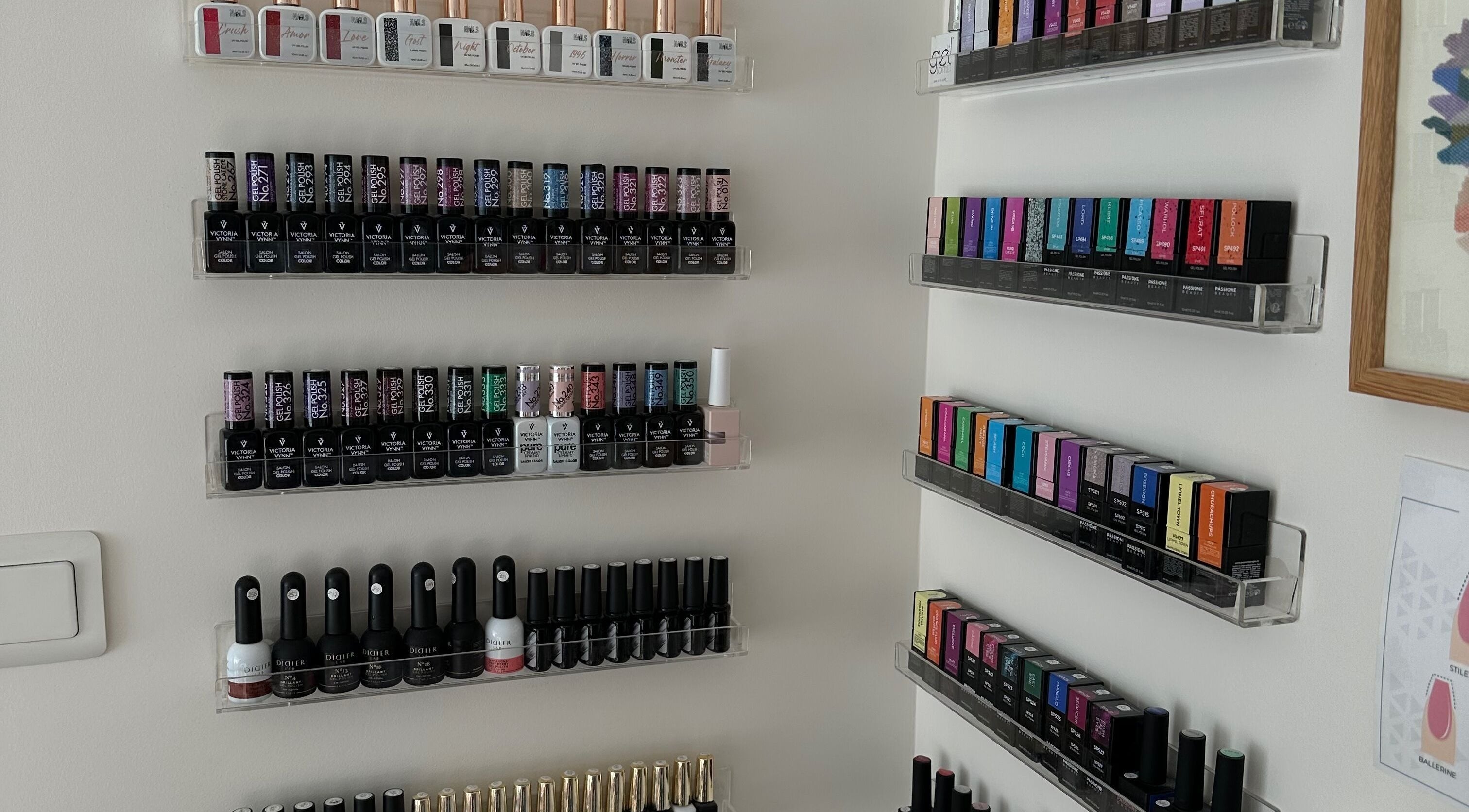 Palette de vernis à ongles chez Del D Nails, Chilly-mazarin, Île-de-france, FR.