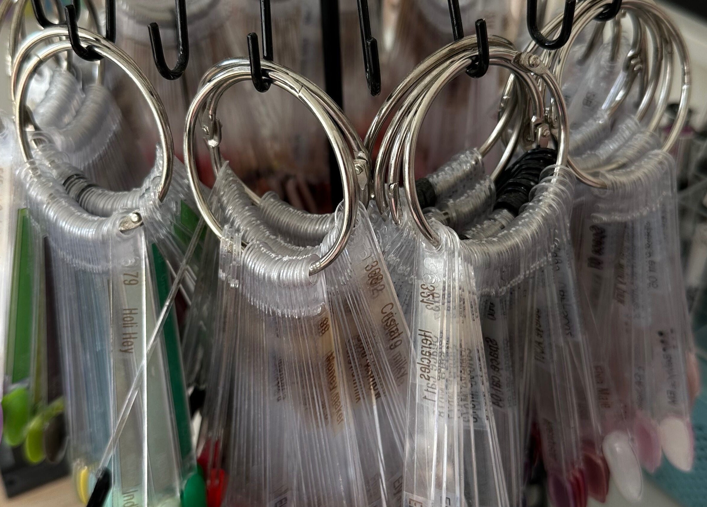 Échantillons de vernis à ongles chez Del D Nails, Chilly-mazarin, Île-de-france, FR, sur anneaux.