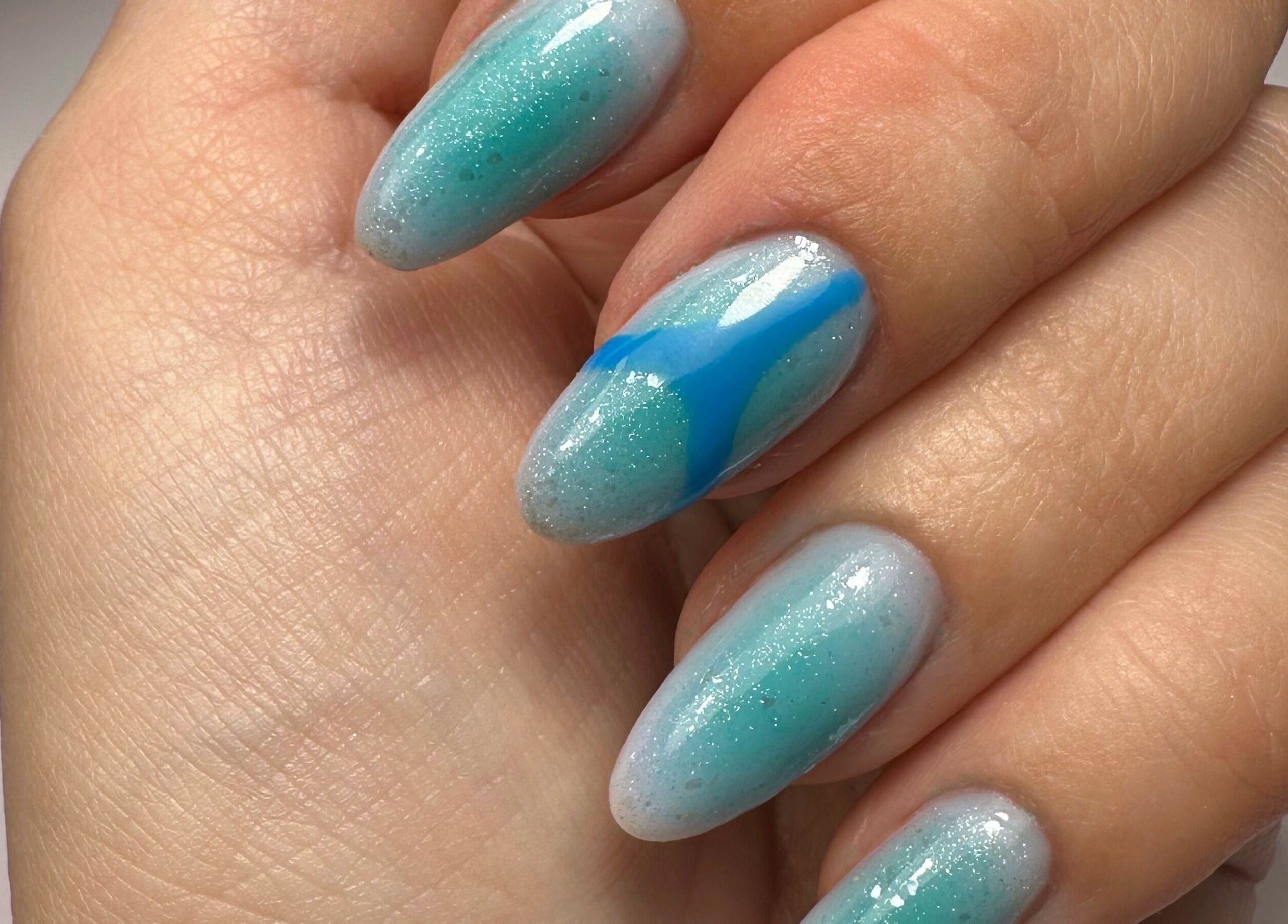 Manucure bleu océan chez Del D Nails, Chilly-mazarin, Île-de-france, FR. Design élégant et moderne.