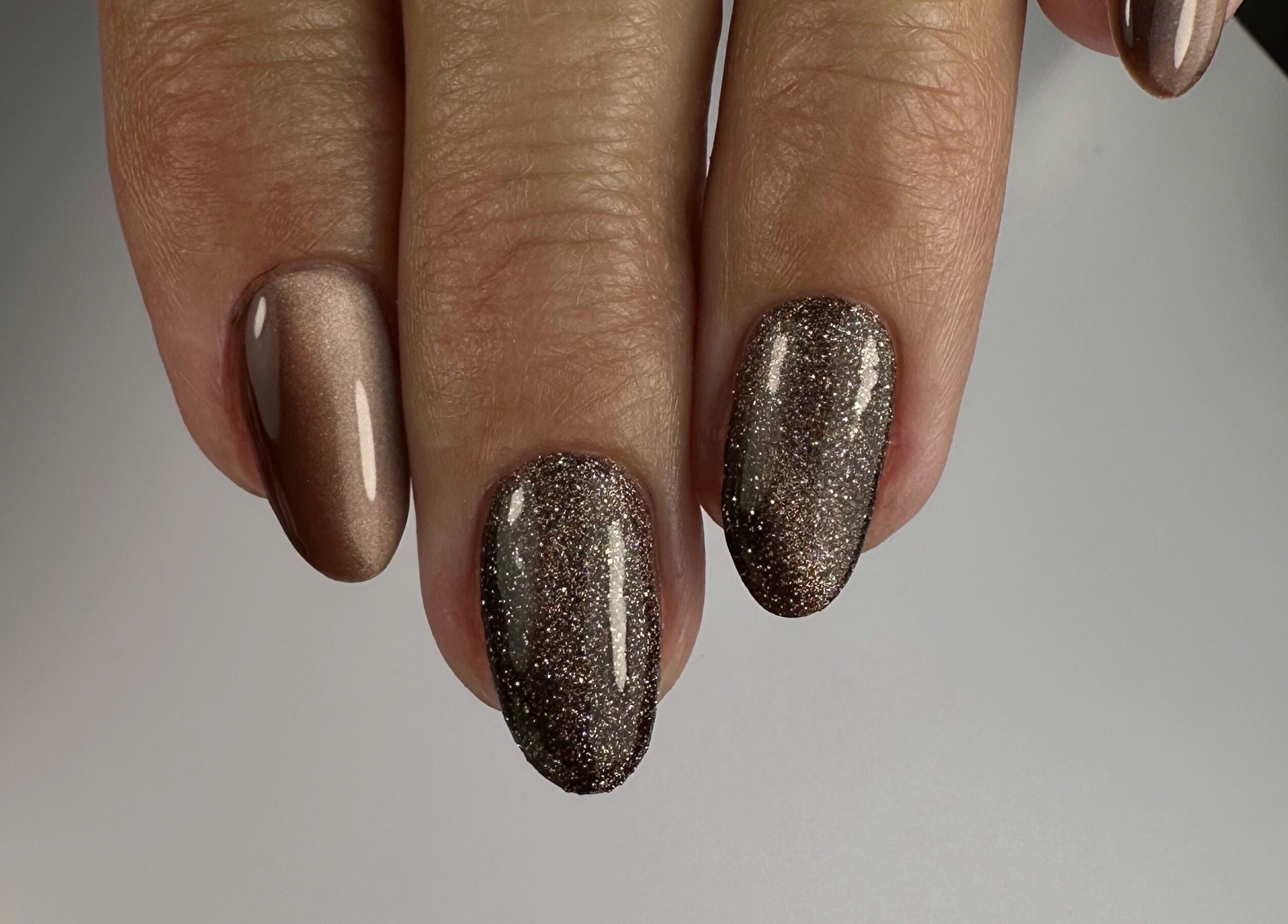 Ongles marron scintillants à Del D Nails, Chilly-mazarin, Île-de-france, FR, design élégant et sophistiqué.