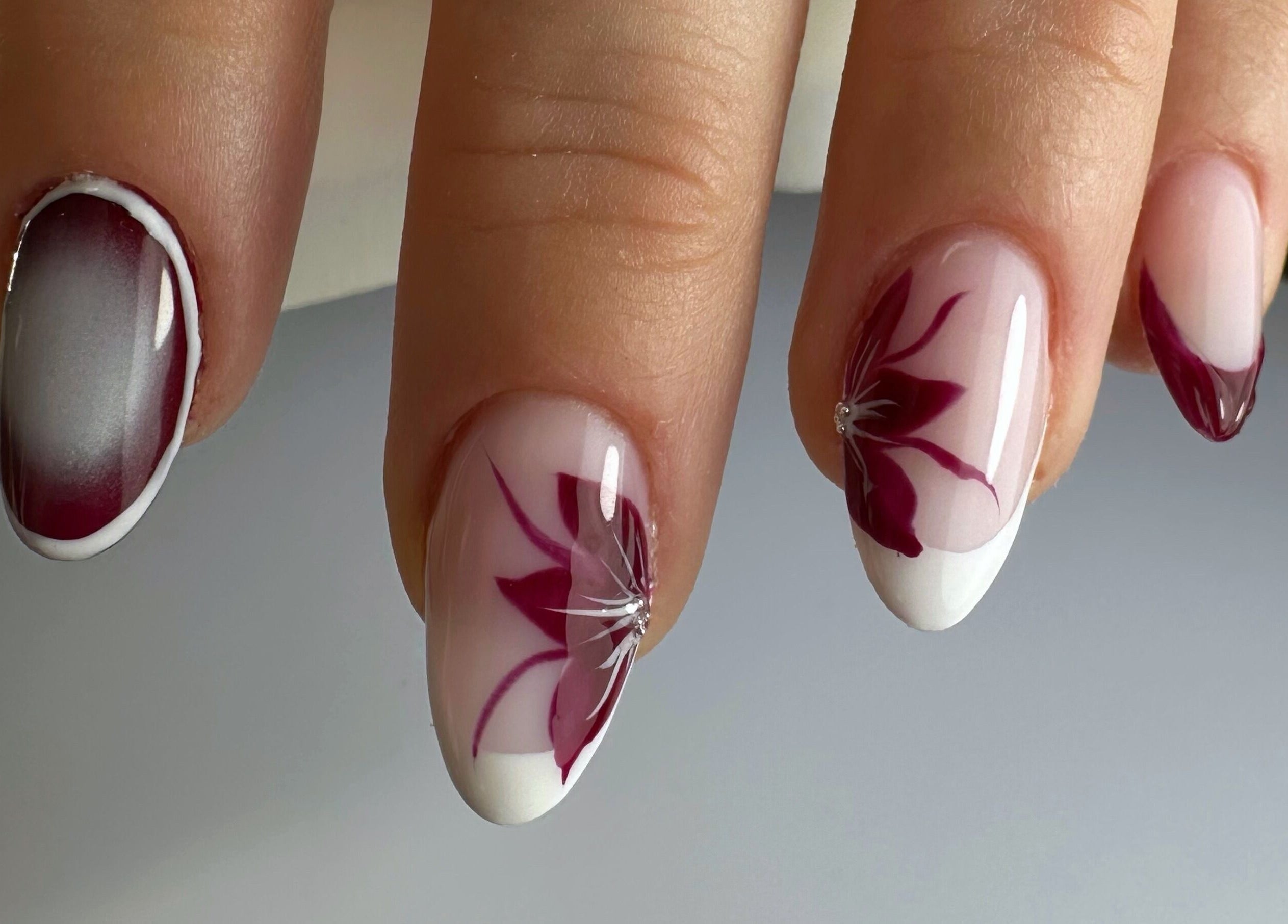 Conception florale sur ongles à Del D Nails, Chilly-mazarin, Île-de-France, FR. Décor sophistiqué et brillant.